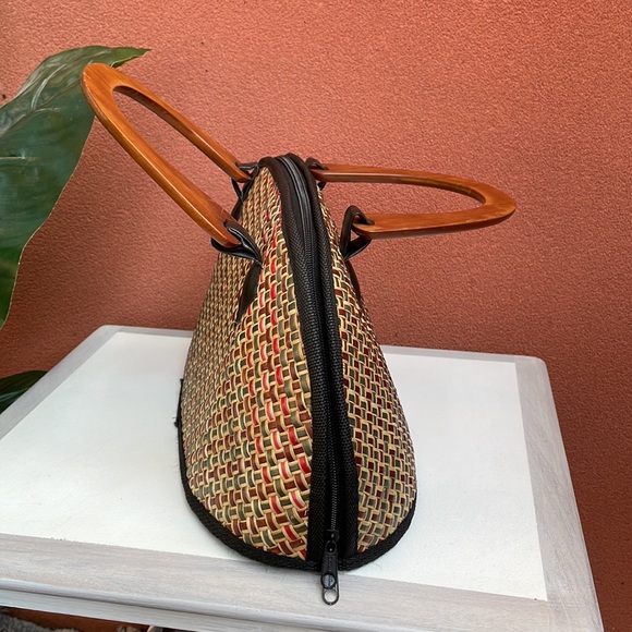 Cane Wicker Leaf Red Green Hand Bag with Timber Handles. - Picture 2 of 5